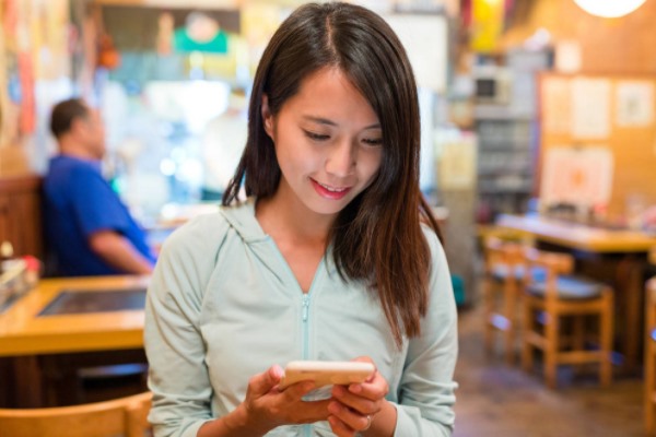 陌陌里面的男人想加女人微信，什么意思啊？